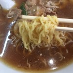 天龍飯店 - 麺リフト、多加水中細縮れ麺