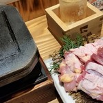 Gyogo toumaru - 地鶏は溶岩の上で焼きます。美味しいです。