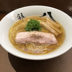 銀座 八五 - 中華そば　黒胡椒の香りが際立つ