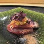 あま木 - 初カツオ：三重県産の初ガツオを 山わさび に 粉状にした鰹節で頂きます。　　　　　　2019.04.06