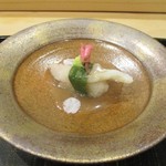 あま木 - 甘鯛の桜蒸し：甘鯛を 道明寺で握り 桜の葉で巻いてあります。 桜の蕾と 花びらを散らした 美しい一品です。　　　　　　2019.04.06