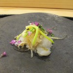 あま木 - 河豚：厚めに切られた 篠島の河豚に てっぴ と アサツキの新芽がのり、紫蘇の花が 美しく散りばめられています。　　　　　　2019.04.06