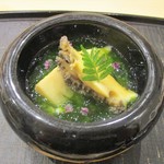 あま木 - 筍とアワビの茶わん蒸し：アオサに囲まれた 筍と鮑の下には 卵白のみで作られた 白い茶碗蒸しが敷かれています。 山椒の新芽の香りがイイですねェ～！　　　　　2019.04.06