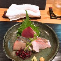 下町割烹とめだて - お刺身の盛り合わせ、奥のかつおだけ一つ食べてしまった