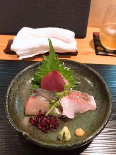 Shitamachi Kappou Tomedate - お刺身の盛り合わせ、奥のかつおだけ一つ食べてしまった