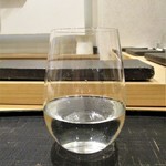 あま木 - 冷酒・広島県 桜吹雪 大吟醸 生：フルーティーで、深い味わい。 薄グラスで頂きます。　　　　　　2019.04.06