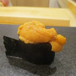 あま木 - うに軍艦：根室のばふん雲丹を、愛知県産の焼き海苔で巻いてあります。 雲丹の美味しさは言うまでもありませんが、海苔の食感も最高です。　　　　　　2019.04.06
