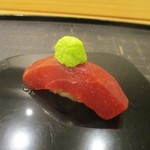 あま木 - リクエスト握り： 鮪の赤身を握って、その上に 山葵をぽっちりとのせて頂きました。 山葵は、辛すぎず 上品な刺激]があり、 気持ち良く山葵がのせられた鮪は さらに美味しく感じられました。　　　　　　2019.04.06