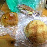 ゴジュウニチョウメベーカリー - (奥から)ﾌﾞﾘｰ､紅茶とｲﾁｼﾞｸのｸﾘｰﾑﾊﾟﾝ､ﾒﾛﾝﾊﾟﾝ