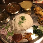 骨付き山羊肉カレーのダルバート