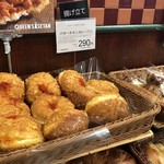 クイーンズベーカリー - ディスプレイ│【バターチキンカレーパン@290円】を購入