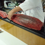桂城 - 上物のメバチマグロは背中にもトロの部分があります。ほらここだと教えて貰っているところ。(2008.12)