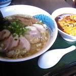 カザハヤ ラーメン - あっさり塩チャーシュー麺（７３０円）とミニ天津飯（２００円）　お魚の味がかなりしていて旨し♪
