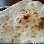 インド・アジア料理店 レカ - インド・アジア料理展 レカ ＠西葛西 ランチ L3.Cセットに付くでっかいナンはモチモチとパリパリの両食感を愉しめる優れもの