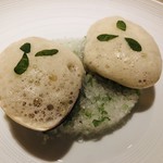 ロオジエ - 温かな貝類の取り合わせ　サフラン風味 　フヌイユのエテュベとオイスターリーフ　泡立てた生雲丹のブイヨン