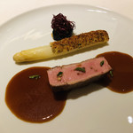 ロオジエ - ブルターニュ産仔牛肉のココット焼き　ホワイトアスパラガスと黒トリュフのクルート«ブレゼしたリードボー　シトロンコンフィ　ラディッキオ» のボンボン　マジョラム風味のジュ