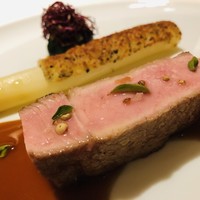 ロオジエ - ブルターニュ産仔牛肉のココット焼き　ホワイトアスパラガスと黒トリュフのクルート«ブレゼしたリードボー　シトロンコンフィ　ラディッキオ» のボンボン　マジョラム風味のジュ