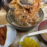 豊野丼 - 黄金丼とアネックス、味噌汁におしんこ