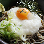 Soba No Sato Etambetsu - 冷やし山かけそば720円＋大盛り100円税込、山菜炊き込みご飯150円税込