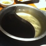 Kinno Buta - 鍋。だしが２種類選べる。昆布だしとすき焼き（たしか？）だしにした。何かのマークに似ている。