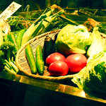 Robata Yaki Gen - 炉端ディスプレイには直送された新鮮な魚や野菜が並びます。