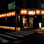 Robata Yaki Gen - 人形町駅A5番出口を出て2回右折し歩くと煌煌と輝く外観が。