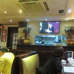 魚翅大排檔 - 店内、皇室関係番組に見入る香港人たち