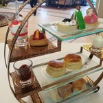 COLONIAL CAFE - 中国チックなデザインが個性的な、スタイリッシュなガラスが立体的な3段プレート