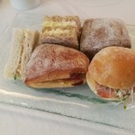 COLONIAL CAFE - サンドイッチは5種類、ハムサンドやライ麦パンの卵サンド、チャバタ風のミニサンドやスモークサーモン入りミニバーガーなど