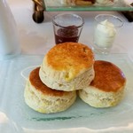 COLONIAL CAFE - ほんのり温かいスコーンが3つ、表面はサックリ中はミルキーで素朴な甘味、クロテッドクリームや苺ジャム付き
