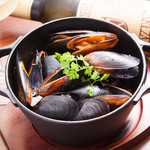 Mussels steamed in wine in an iron pot (2 servings)