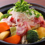 Steamed seasonal vegetables and Hida chicken tajine with basil flavor (2 servings)