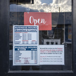 HINOTEZ - 入り口ドアに。