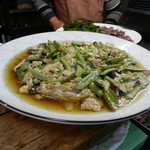 天徳 - カウンターに並ぶ大皿料理