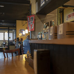 HINOTEZ - カウンター席から小上がりを望む。