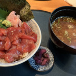 まるさ水産 - マグロ漬け丼  1080円。