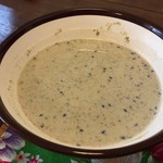 CAFE ホトリ - 牛乳を注いで出来上がり