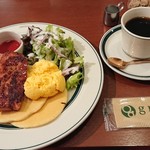 カフェ＆パンケーキ gram - ベーコンとスクランブルエッグのパンケーキ＆コーヒー。