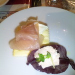 網元イタリアン - 生ハムとクリームチーズのクラッカーのせ