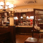 Berujiamburassurikotobareru - 店内の装飾は、1930年から1955年に実在した正統派のベルギー・カフェに基づいて創られており、装飾アイテムは本物のアンティークです。