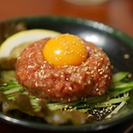 焼肉 静龍苑 - 炙りユッケ