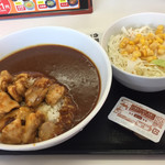 吉野家 - 2019年4月。チキンスパイシーカレーと野菜サラダで650円。