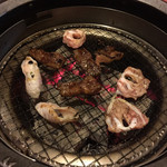 焼肉武蔵 - コリコリ軟骨（白い方、480円）とゲタ（中落）カルビ（焼けた方、750円）