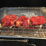 肉匠　牛虎 - ハラミ焼き焼き風景