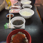 Yamaroku Suisan - いくら丼、刺身、ご飯、味噌汁