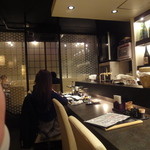 本家あべや - カウンターの奥はテーブル席