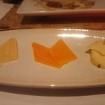 イオマンテ - チーズ盛り合わせ (右から)白糠産赤ワインぶどう搾りかすを混ぜたチーズ、更別産チェダーチーズ、更別産24ヶ月熟成ハードチーズ