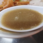 中華そば ひらこ屋 - 煮干の強烈な香りと酸味が印象深いスープ