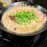 博多一幸舎 - ラーメン650円。コレが基本です。普段使いとしては、ちょっと高いラーメンの部類。