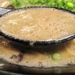 博多一幸舎 - 豚骨スープのカプチーノ仕立て！アワワ～♪の濃厚豚骨です。コレが一幸舎の謳う『骨味スープ』ってゆーやつなんでしょうか。
